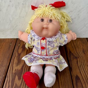 Vintage 1980s Cabbage Patch Kid Doll: Blonde Hair, Hazel Eyes (Missing Shoe)