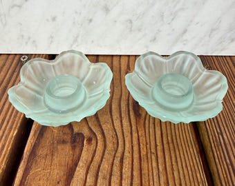 Portavelas vintage de cristal esmerilado con forma de flor, par, color azul aguamarina, decoración floral.