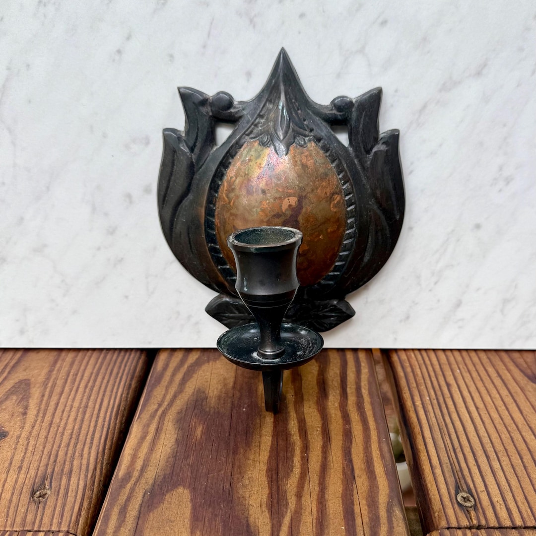 ヴィンテージ鋳鉄製ロータスキャンドルホルダー燭台：銅と黒の素朴な壁