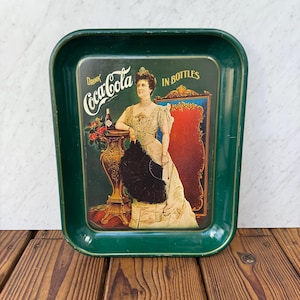 Vintage Coca-Cola blikken dienblad 1975 – 75e verjaardag – Lillian Nordica – Verzamelobject groen metaal