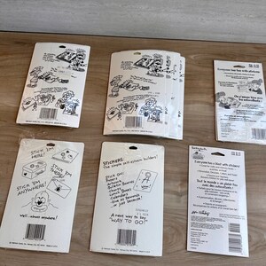 K&ouml;nnte beinhalten: Ein Set mit vier Sticker-Packs mit bunten Comicfiguren. Die Sticker sind f&uuml;r die Verwendung auf Papier, Kunstwerken, Pinnw&auml;nden, Diagrammen, Lunchboxen, Kalendern und vielem mehr gedacht. Die R&uuml;ckseite der Packs enth&auml;lt den Text "Stick 'em here!" "Stick 'em there!" "Stick 'em anywhere!" und "Well...almost anywhere!" Der Text "Stickers: The simple self-esteem builders!" ist ebenfalls auf der R&uuml;ckseite der Packs enthalten. Der Text "A neat way to say 'WAY TO GO!'", ist ebenfalls auf der R&uuml;ckseite der Packs enthalten.