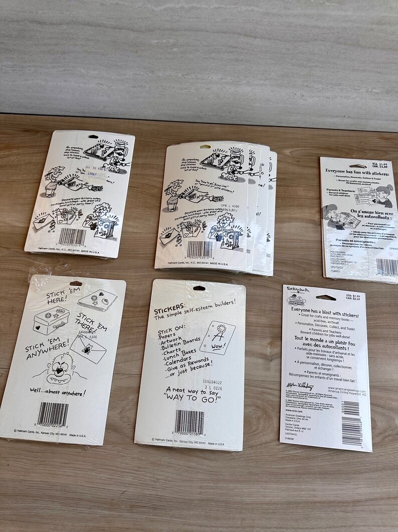 K&ouml;nnte beinhalten: Ein Set mit vier Sticker-Packs mit bunten Comicfiguren. Die Sticker sind f&uuml;r die Verwendung auf Papier, Kunstwerken, Pinnw&auml;nden, Diagrammen, Lunchboxen, Kalendern und vielem mehr gedacht. Die R&uuml;ckseite der Packs enth&auml;lt den Text "Stick 'em here!" "Stick 'em there!" "Stick 'em anywhere!" und "Well...almost anywhere!" Der Text "Stickers: The simple self-esteem builders!" ist ebenfalls auf der R&uuml;ckseite der Packs enthalten. Der Text "A neat way to say 'WAY TO GO!'", ist ebenfalls auf der R&uuml;ckseite der Packs enthalten.