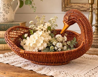 Vintage Weidenkorb mit Schwanenmotiv, geschnitzter Holzschnabel, Landhausstil, florale Dekoration