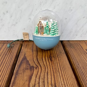 Adorno navideño con forma de globo iluminado de Hallmark, vintage de 1991, con escena de pueblo