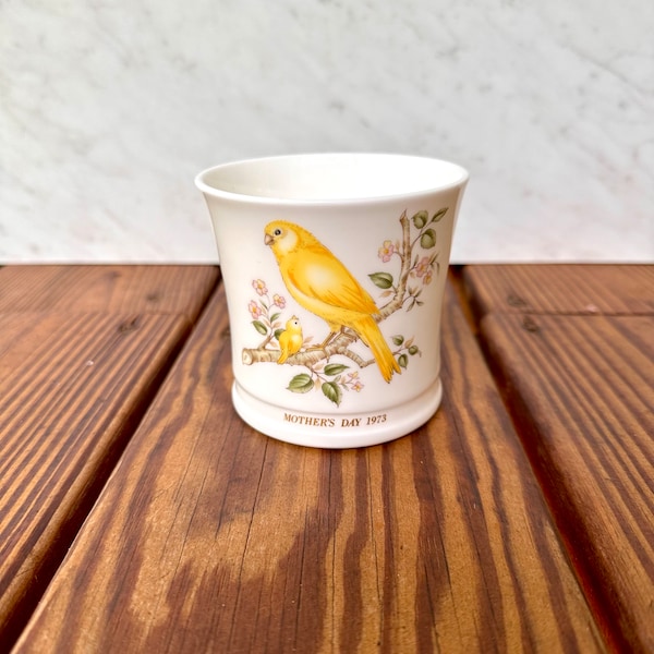 Tazza commemorativa in ceramica vintage Noritake Bone China per la festa della mamma del 1973 - Uccelli gialli sul ramo - Fioriera - Prodotto in Giappone - Arredamento cottage