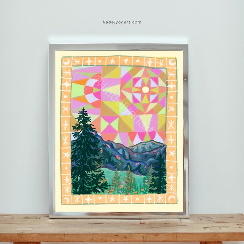 Pu&ograve; includere: Stampa artistica incorniciata con un colorato design geometrico e un paesaggio di montagne e alberi. L'opera d'arte utilizza rosa, giallo, verde e blu. Il nome dell'artista, liadelyonart.com, &egrave; visibile. La cornice &egrave; argentata.