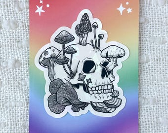 Może przedstawiać: Czarno-biała naklejka przedstawiająca czaszkę, z której rosną grzyby. Naklejka ma tęczowe tło i tekst "Rainbow-Making Sun Catcher" oraz "Lia de Lyon Art @liadelonart".