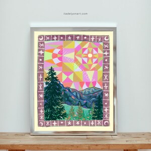 Pu&ograve; includere: Stampa artistica incorniciata con un colorato design geometrico e un paesaggio di montagne e alberi. L'opera d'arte include un bordo con motivi di stelle e luna crescente. La tavolozza dei colori comprende rosa, giallo, verde e blu.