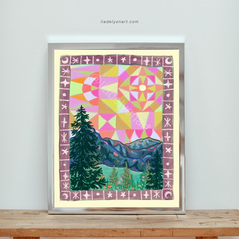 Pu&ograve; includere: Stampa artistica incorniciata con un colorato design geometrico e un paesaggio di montagne e alberi. L'opera d'arte include un bordo con motivi di stelle e luna crescente. La tavolozza dei colori comprende rosa, giallo, verde e blu.