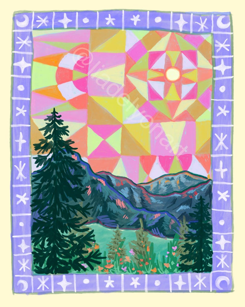 Pu&ograve; includere: Un dipinto di paesaggio colorato con un cielo geometrico nei toni del rosa, giallo e arancione. Montagne verde scuro e alberi sempreverdi in primo piano. L'opera &egrave; incorniciata con un bordo lavanda decorato con stelle e lune crescenti. Il nome dell'artista &egrave; visibile.