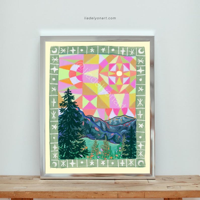 Pu&ograve; includere: Una stampa artistica incorniciata con un vivace design geometrico raffigurante un paesaggio di montagne e alberi. L'opera d'arte include un sole e una luna geometrici, con il testo "liadelyonart.com". La cornice &egrave; argentata.