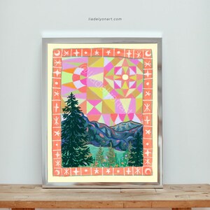 Pu&ograve; includere: Stampa artistica incorniciata con un design geometrico e un paesaggio di montagne e alberi. L'opera d'arte ha uno sfondo giallo chiaro con un motivo geometrico rosa, arancione e verde. La cornice &egrave; argentata e l'opera &egrave; su una superficie di legno.