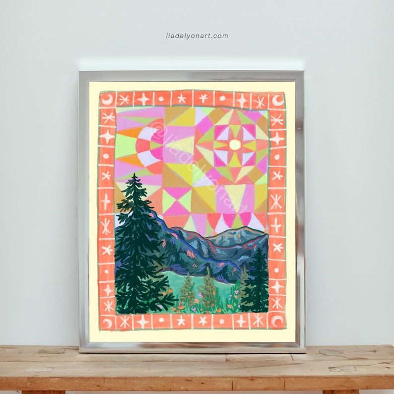 Pu&ograve; includere: Stampa artistica incorniciata con un design geometrico e un paesaggio di montagne e alberi. L'opera d'arte ha uno sfondo giallo chiaro con un motivo geometrico rosa, arancione e verde. La cornice &egrave; argentata e l'opera &egrave; su una superficie di legno.