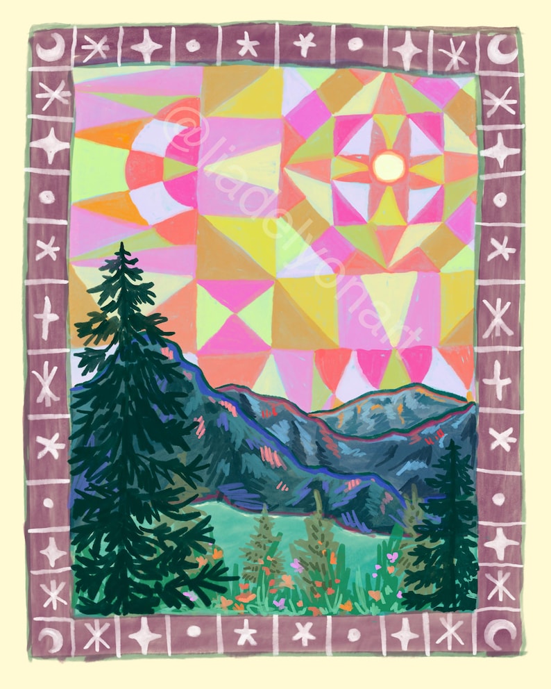Pu&ograve; includere: Stampa artistica di paesaggio colorato con un cielo geometrico, montagne e alberi. L'opera d'arte ha un bordo decorativo con stelle, lune e croci. Il nome dell'artista, @lisa.delyonart, &egrave; visibile nell'immagine.