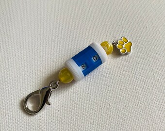 Contador de filas de cuentas azules con colgante de pata amarilla