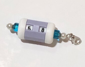 Contador de filas de cuentas de color violeta claro con cuentas de vidrio turquesa