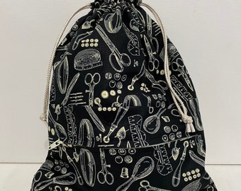 Bolsa para proyectos de manualidades en negro y beige con bolsillo frontal