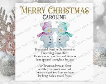 Könnte beinhalten: Eine Weihnachtskarte mit winterlichem Motiv, auf der zwei Schneemänner Hand in Hand stehen. Die Karte lautet "Frohe Weihnachten Caroline" und enthält eine Botschaft, in der festliche Grüße geschickt und einem besonderen Freund für seine Liebe und Freundlichkeit gedankt wird.