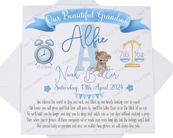 Può includere: Biglietto di annuncio nascita con uno striscione blu con la scritta "Il nostro bellissimo nipote". Include il nome "Alfie", i dettagli della nascita, un'illustrazione di orsacchiotto e una poesia. Il bambino pesava 3,2 kg.