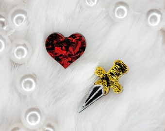 Herz und Dolch Ohrringe | Mismatched Ohrstecker | Anti-Valentinstag Statement Schmuck