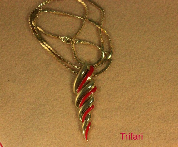 Signed Trifari Sea Shell and Gold Plated Necklace - image 2