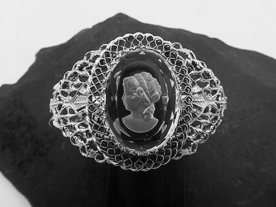 Snowflake Intaglio Bracelet Snowflake Intaglio Bracelet
