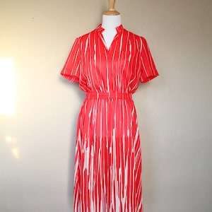 1970s Vintage Red and White Abstract Pattern Summer Dress