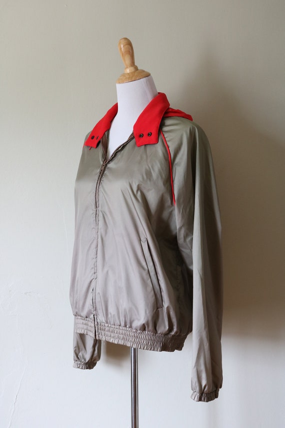 1980s Vintage Gray and Red Windbreaker - image 2