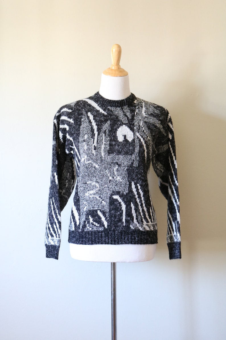 1980s Vintage Abstract White, Black, and Gray Sweater image 2