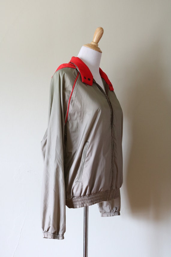 1980s Vintage Gray and Red Windbreaker - image 3