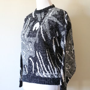 1980s Vintage Abstract White, Black, and Gray Sweater image 3