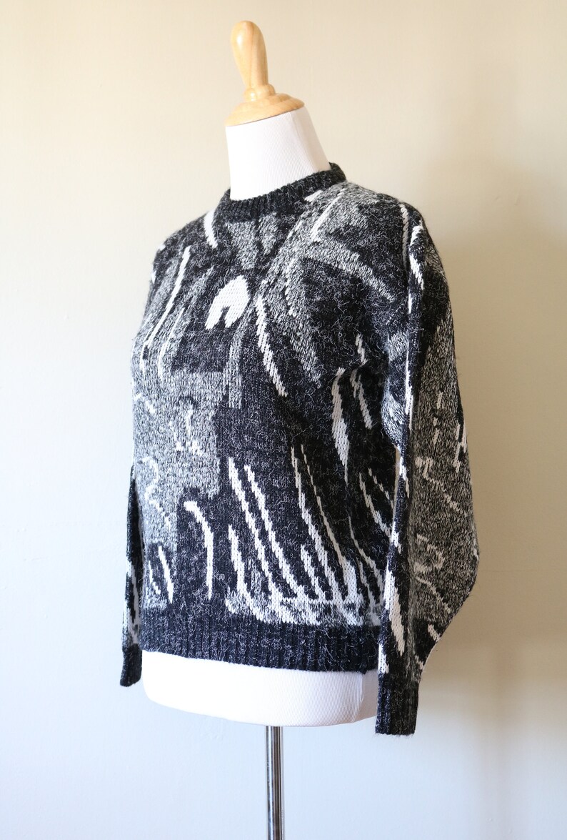 1980s Vintage Abstract White, Black, and Gray Sweater image 3