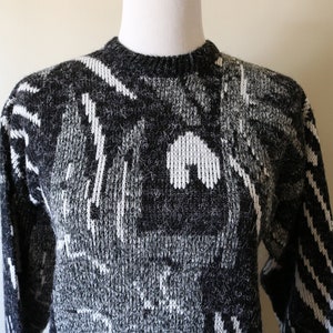 1980s Vintage Abstract White, Black, and Gray Sweater image 6