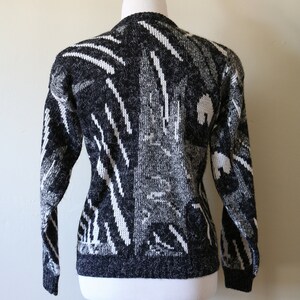 1980s Vintage Abstract White, Black, and Gray Sweater image 5