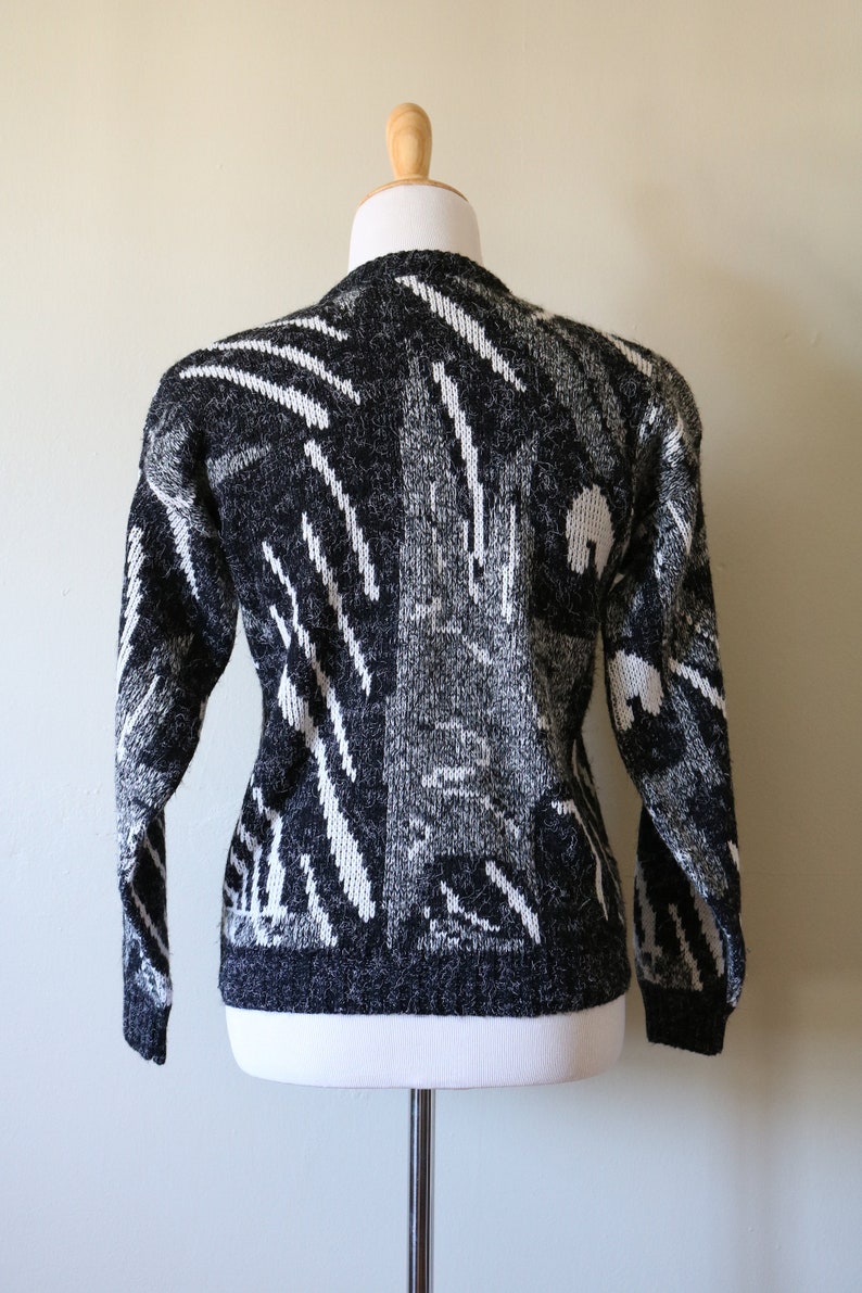 1980s Vintage Abstract White, Black, and Gray Sweater image 5