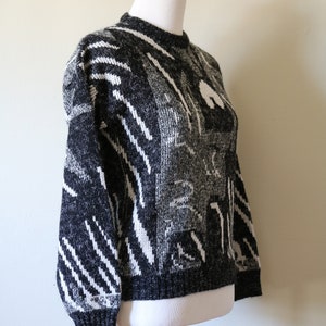 1980s Vintage Abstract White, Black, and Gray Sweater image 4