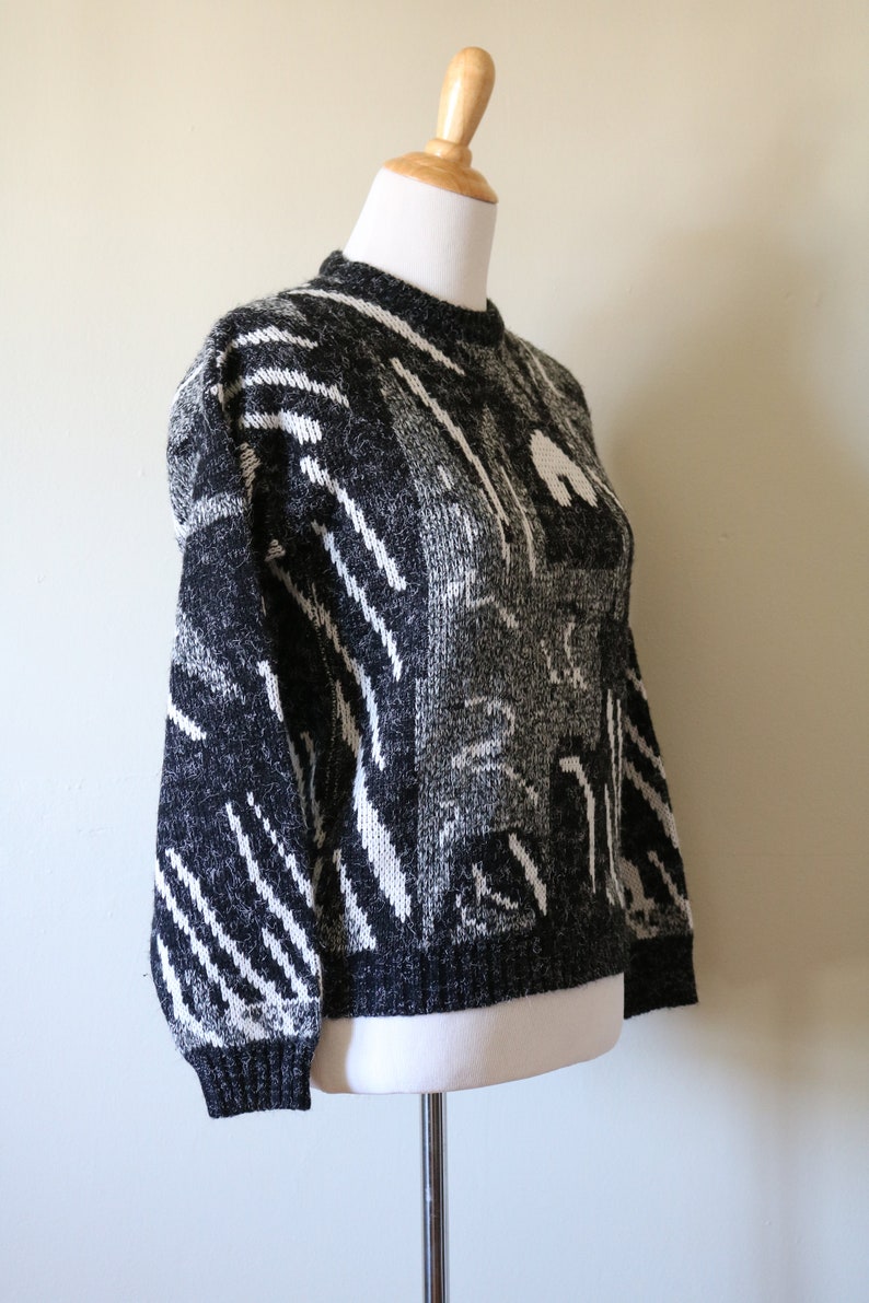 1980s Vintage Abstract White, Black, and Gray Sweater image 4
