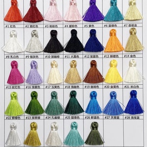 Puede incluir: Una carta de colores de 35 colores diferentes de flecos. Los flecos est&aacute;n dispuestos en filas de cuatro, con un n&uacute;mero y un nombre de color debajo de cada fleco.