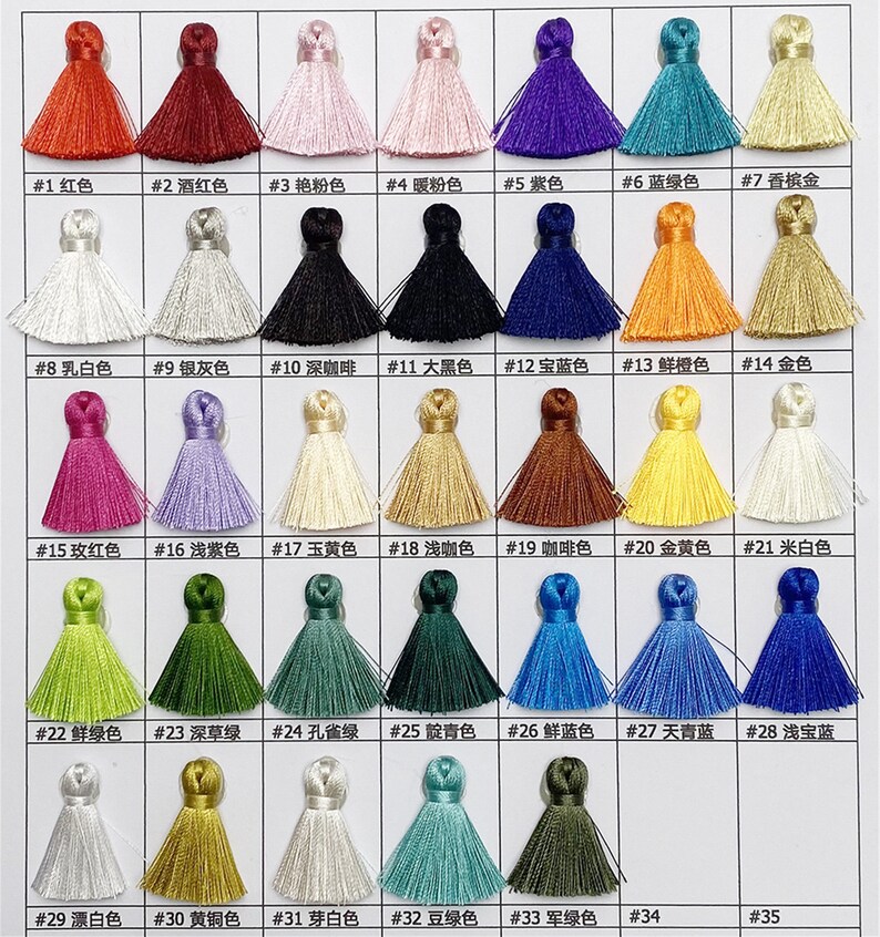 Puede incluir: Una carta de colores de 35 colores diferentes de flecos. Los flecos est&aacute;n dispuestos en filas de cuatro, con un n&uacute;mero y un nombre de color debajo de cada fleco.