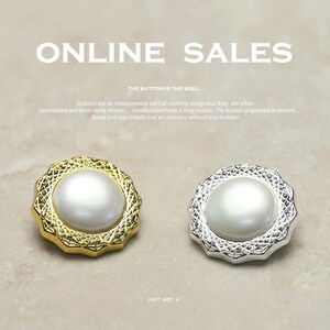 Könnte beinhalten: Zwei dekorative Knöpfe mit einem perlenartigen Mittelteil. Ein Knopf hat einen goldfarbenen, gewellten Rand, der andere einen silberfarbenen, gewellten Rand. Der Text "ONLINE SALES" steht oben im Bild.