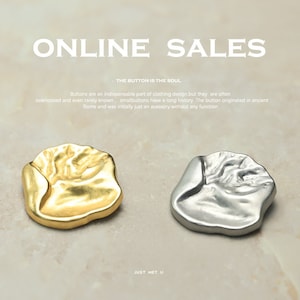 Puede incluir: Dos botones decorativos, uno dorado y otro plateado, con forma de flor. Los botones son texturizados y tienen un diseño único y orgánico. El texto "THE BUTTON IS THE SOUL" está por encima de los botones, y el texto "JUST MET U" está por debajo de los botones.