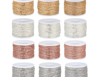 Könnte beinhalten: Zwölf Spulen Kette in Gold, Silber und Roségold. Jede Spule ist mit einer Kette in einer anderen Farbe gefüllt.