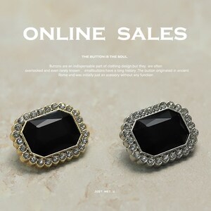 Könnte beinhalten: Zwei dekorative Knöpfe mit schwarzem Kern und goldenem oder silbernem Rand. Die Knöpfe sind von einem Kreis aus kleinen Strasssteinen umgeben.