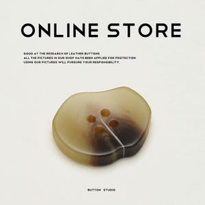 Puede incluir: Un botón grande, marrón claro, con una forma única y cuatro agujeros. El botón tiene un aspecto veteado con remolinos marrones más oscuros. El texto "ONLINE STORE" está en la parte superior, con texto adicional debajo. Las palabras "BUTTON STUDIO" están en la parte inferior.