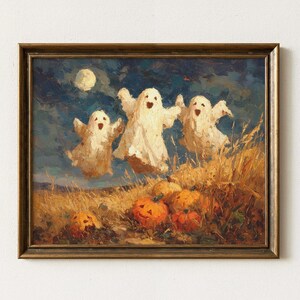 Puede incluir: Pintura enmarcada que representa tres fantasmas blancos flotando sobre un campo de calabazas y hierba alta bajo la luna llena. La obra de arte tiene un estilo vintage y pictórico con un cielo azul oscuro y una cálida paleta de colores otoñales.