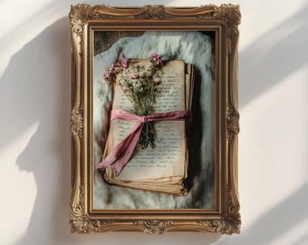 Könnte beinhalten: Ein gerahmtes Bild von einem Stapel alter, handgeschriebener Briefe, die mit einem rosa Band und einem Strauß getrockneter Blumen zusammengebunden sind.
