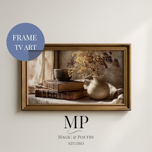 Könnte beinhalten: Ein gerahmter Druck mit einem Stillleben mit alten Büchern, einer Keramikschale und einer Vase mit getrockneten Blumen. Der Rahmen ist goldfarben und das Kunstwerk hat eine warme, neutrale Farbpalette. Der Text "FRAME TV ART" befindet sich in einem blauen Kreis.