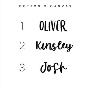 Op de afbeelding: Witte achtergrond met de tekst "COTTON & CANVAS" bovenaan. Daaronder staan drie namen vermeld: "OLIVER", "Kinsley" en "Josh", elk voorafgegaan door een nummer. De namen zijn in een vetgedrukte, handgeschreven stijl.