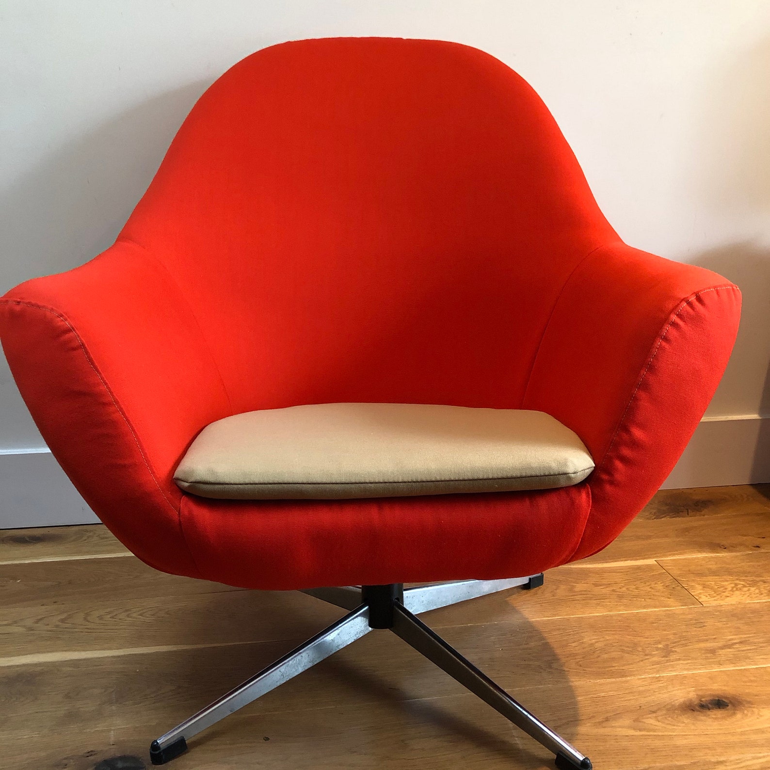 Red velvet egg executive chair Clearance