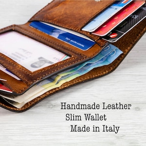 Personaliseerbare drievoudige herenportemonnee van handgemaakt leer met vakjes voor pasjes en contant geld, een elegant cadeau-idee voor mannen.